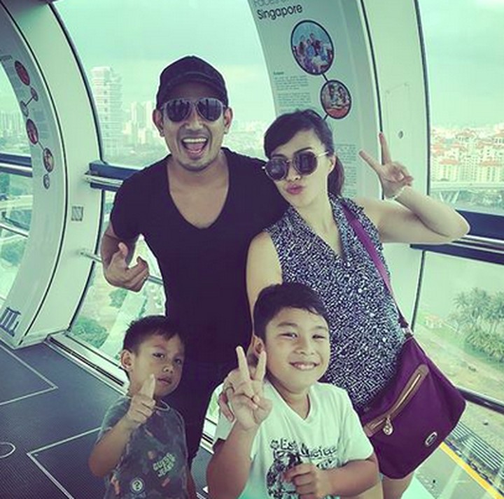 <p>Kalau dilihat-lihat, Jamee dan Kalee hobi banget berpose dengan lambang 'peace'. (Foto: Instagram/ @sabriakono)</p>
