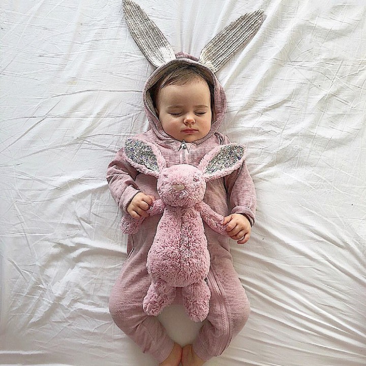 <p>Ada boneka kelinci besar memeluk boneka kelinci kecil. Hi-hi. (Foto: Instagram/elaaa.o)</p>