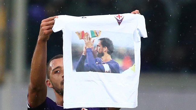 Laga Fiorentina lawan Benevento warnai aksi penghormatan pada Davide Astori yang meninggal pada pekan sebelumnya.