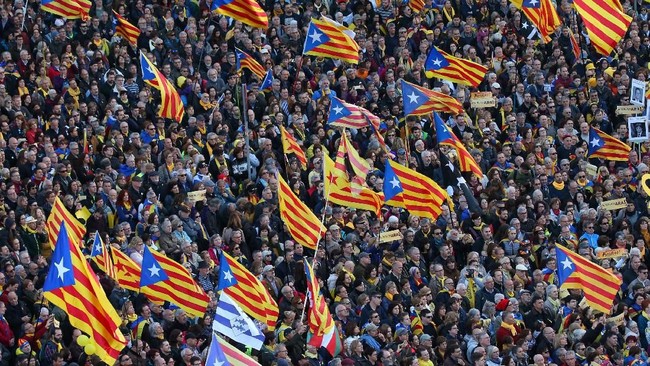 Puluhan ribu orang turun ke jalan di Barcelona, menuntut pembentukan pemerintahan baru Catalonia setelah kisruh deklarasi kemerdekaan dari Spanyol tahun lalu.