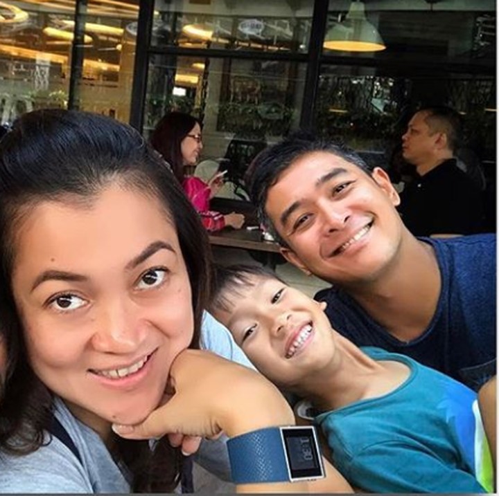 <p>Semua cowok, jadi kecantikan sang bunda nggak ada saingan nih, he-he-he. (Foto: Instagram @gavin_fabio_fahrezi)</p>