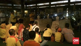 Lantun Doa Kader Berkarya untuk Tommy di Makam Soeharto