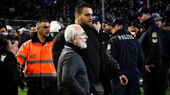 Presiden PAOK FC, Ivan Savvidis, dihukum larangan aktif selama tiga tahun akibat aksi menerobos lapangan dengan pistol di pinggang.