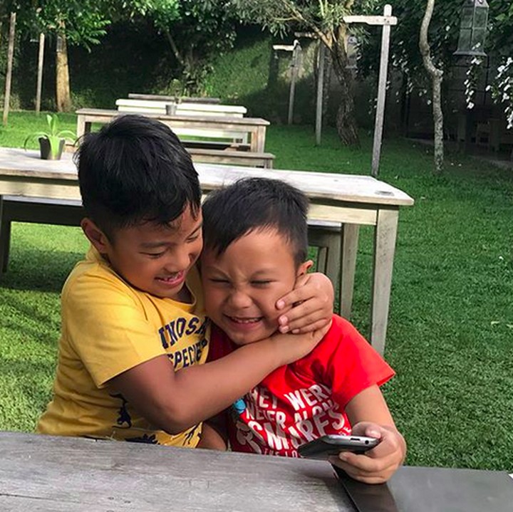 <p>Ih, gemas banget sih ngelihat tingkah kakak-beradik ini. (Foto: Instagram/ @sabriakono)</p>