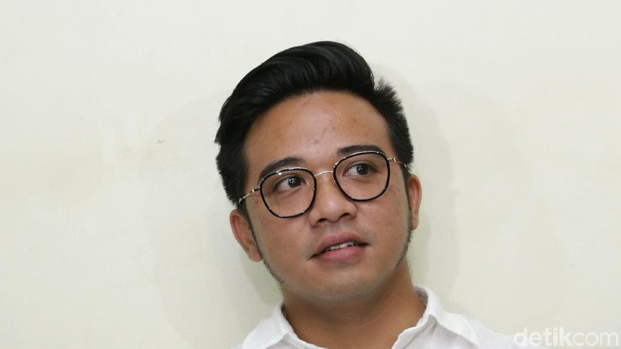 kompak! Datang Sidangan Penceraian Cinta dan Roby Memakaian Putih-Putih