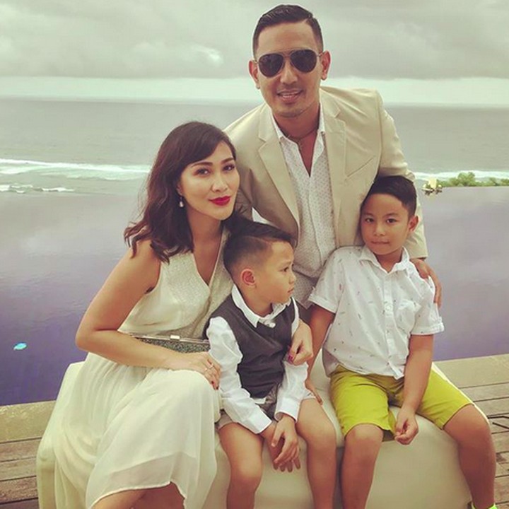 <p>Nuansa bajunya udah kompak tapi si adik ngeliatin apa sih? He-he-he. (Foto: Instagram/ @sabriakono)</p>