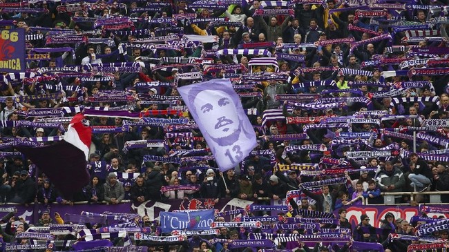 FOTO: Laga Emosional Fiorentina Mengenang Davide Astori