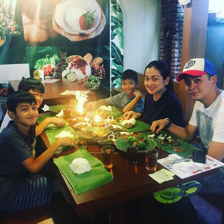 <p>Makan malam bareng keluarga adalah kegiatan sederhana yang nggak akan terlupakan. (Foto: Instagram @fennyfahrezi)</p>