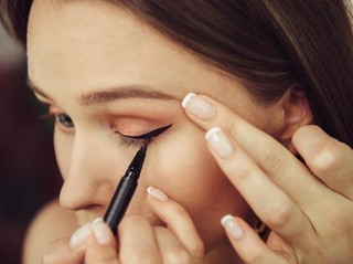 Susah Bikin Eyeliner Simetris? Coba Eyeliner Stiker Stamp Ini