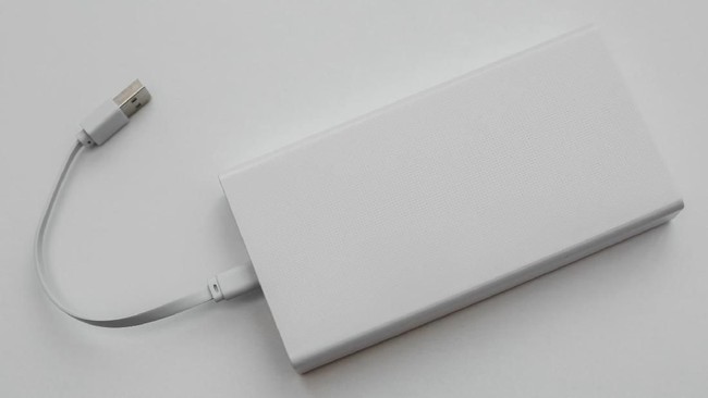 Aturan resmi pemerintah mengizinkan powerbank berdaya 100 Wh ke bawah atau setara dengan 38,5 Wh untuk dibawa ke dalam pesawat terbang.
