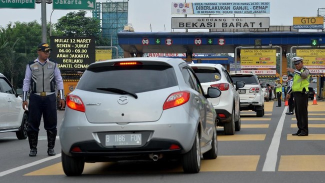 Gerbang Tol Bekasi Barat tak disekat bagi kendaraan pada hari kedua larangan mudik berdasar pantauan pukul 08.30 WIB hingga 09.45 WIB, Jumat (7/5).