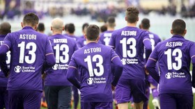 FOTO: Laga Emosional Fiorentina Mengenang Davide Astori