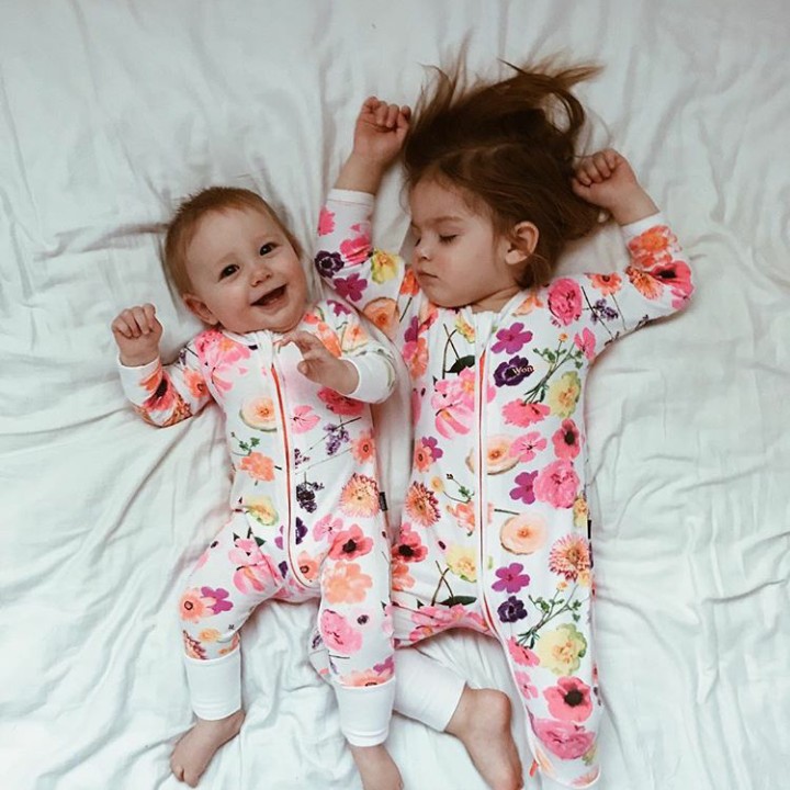 <p>Sama-sama pakai baju bertema floral nih. (Foto: Instagram @dearest.sisters)</p>