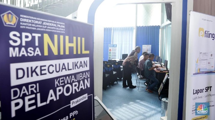 Suasana pelayanan pembayaran pajak di Kantor Pelayanan Pajak Sudirman Jakarta, Selasa,  (13/3).  (CNBC Indonesia/Muhammad Sabki)