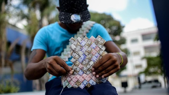 Pengalaman seorang jurnalis yang ingin menarik uang tunai satu dolar di Venezuela.