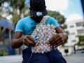 Sulitnya Tarik Uang dari Bank di Venezuela, Meski Cuma US$1