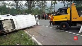 VIDEO: Belasan Korban Kecelakaan Tanjakan Emen Masih Dirawat