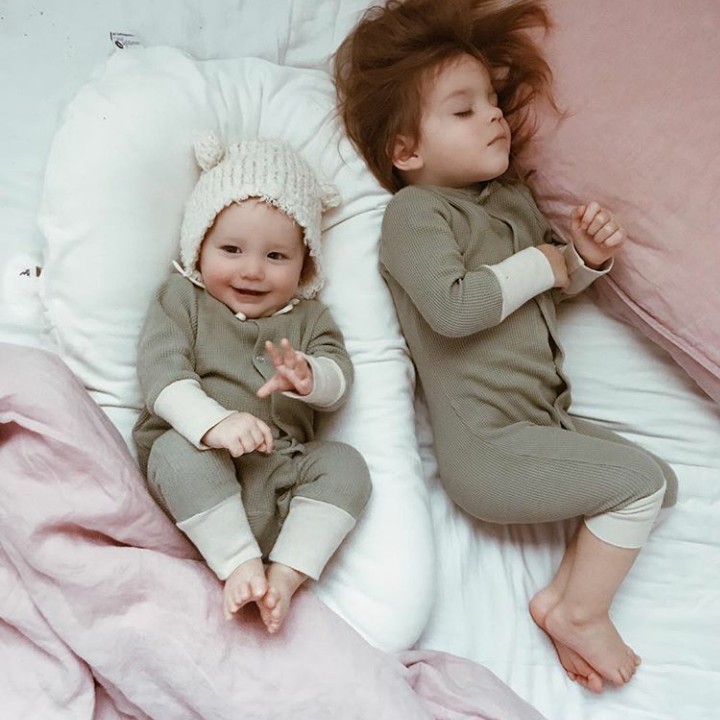 <p>Meskipun kompak pakai baju berwarna hijau, kali ini adiknya belum tidur. (Foto: Instagram @dearest.sisters)</p>
