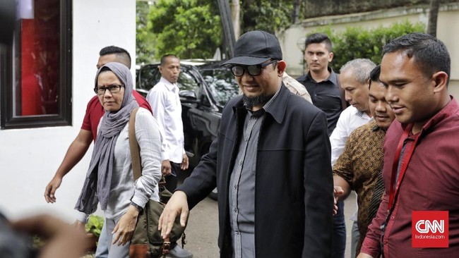 Penyidik KPK Novel Baswedan disebut menceritakan nama terduga pelaku penyerangan dengan menggunakan air keras terhadapnya kepada Komnas HAM.