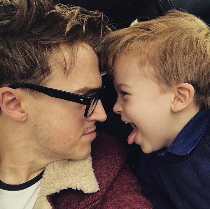 <p>Si sulung, Buzz diajak ngobrol serius dengan ayahnya tapi malah menjulurkan lidah. Hi-hi-hi. (Foto: Instagram @alexfletcher)</p>