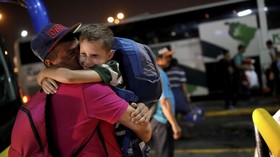 FOTO: Menumpang Bus Tinggalkan Krisis Venezuela