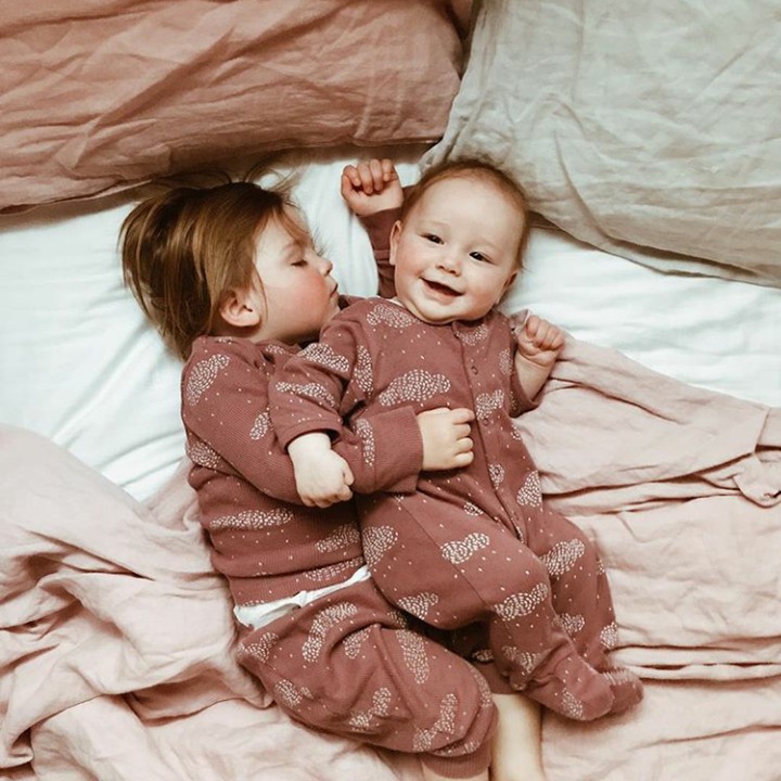 <p>'Ayo Dik tidur dong!' (Foto: Instagram @dearest.sisters)</p>