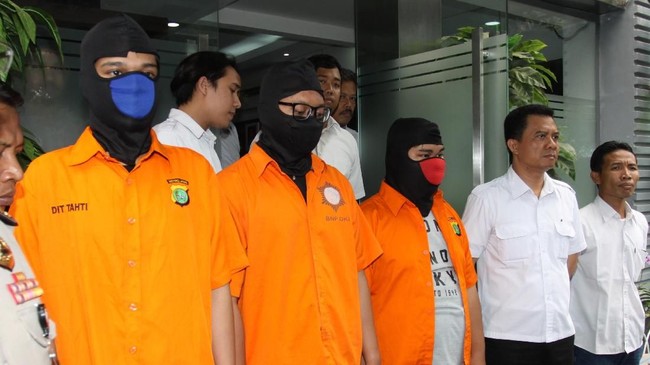 Institut Bisnis dan Informatika STIKOM Surabaya mengakui tiga mahasiswanya yang tergabung dalam Surabaya Black Hat tak punya pelanggaran.