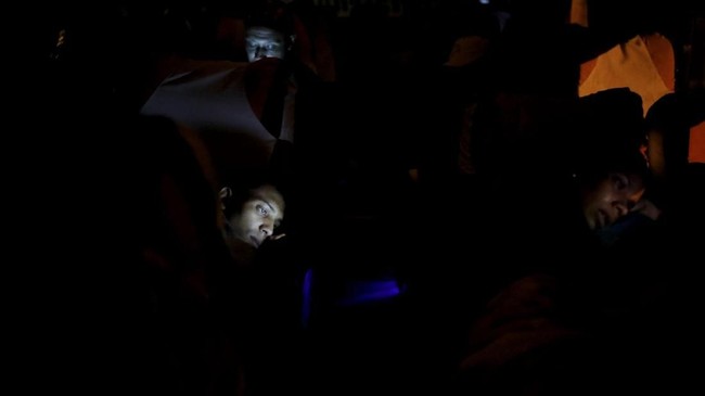 Tujuh belas orang, termasuk delapan anak-anak tewas terinjak-injak setelah sebuah gas air mata meledak di sebuah klub di Caracas, Venezuela, Sabtu (16/6) pagi.