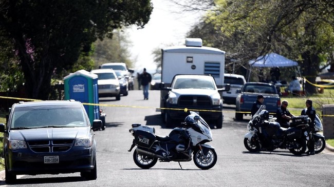 Kepolisian Austin melaporkan tersangka pelaku bom paket di Texas, Amerika Serikat, tewas meledakkan diri di dalam mobilnya saat akan ditangkap aparat.