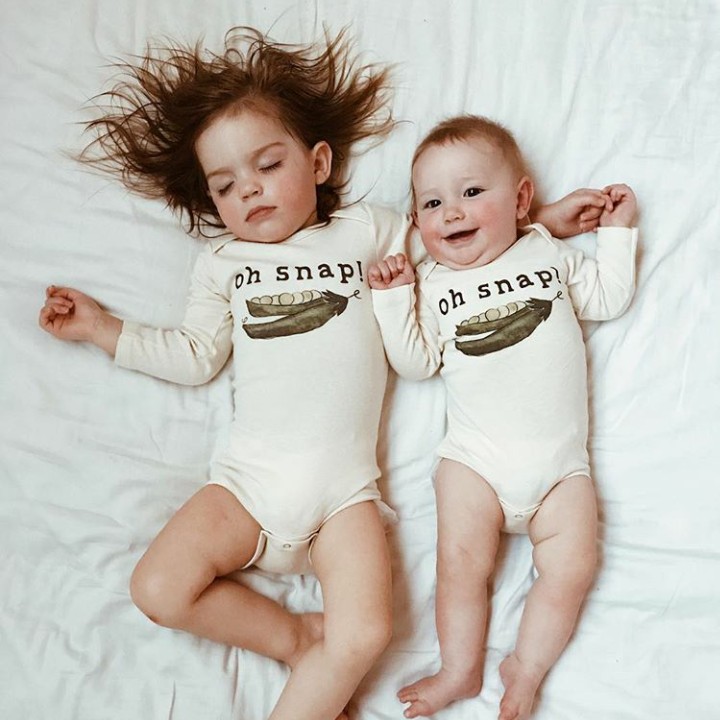 <p>Saat kakak tiru gaya tidur adiknya. (Foto: Instagram @dearest.sisters)</p>
