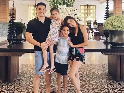 7 Cara Bunda Seleb Menangkis Serangan Mom Shaming