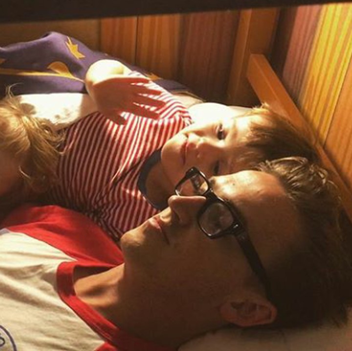 <p>Waktunya bedtime story! (Foto: Instagram @alexfletcher)</p>