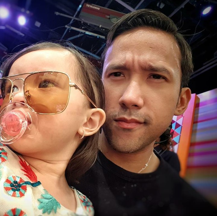 <p>Pakai kacamata, Jemma kayaknya nggak mau kalah kece dari ayahnya nih. He-he-he. (Foto: Instagram/marulitampubolon777)</p>