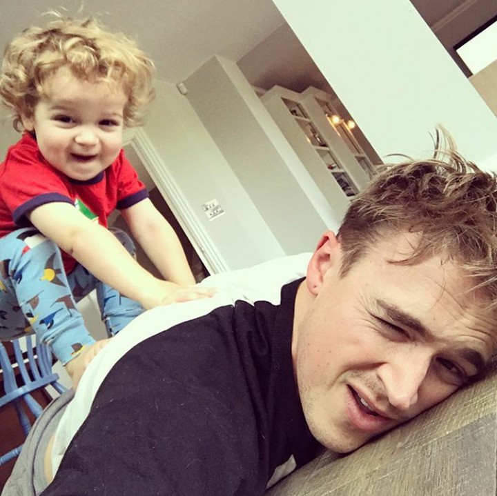 <p>Terapi punggung oleh si bungsu, Buddy! (Foto: Instagram @alexfletcher)</p>