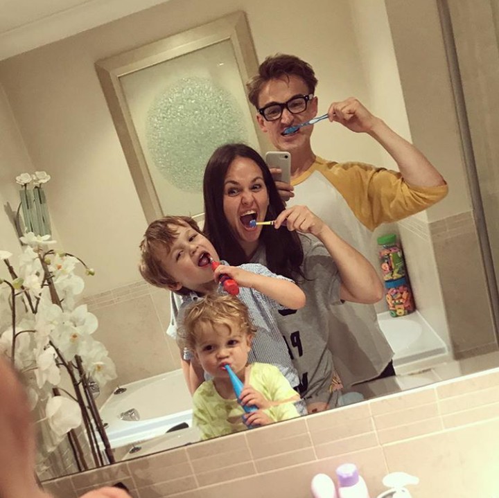 <p>Yeay! Sikat gigi bareng nih sekeluarga. (Foto: Instagram @alexfletcher)</p>