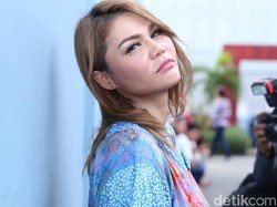 DJ Butterfly Terlihat Happy, Isi Hatinya Siapa yang Tahu