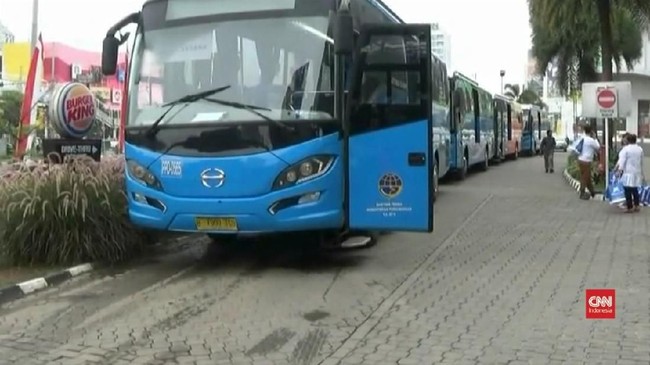 Pihak TransJakarta menolak anggapan sepinya bus premium Royaltrans pada hari perdana penerapan sistem ganjil genap sebagai bentuk kegagalan.
