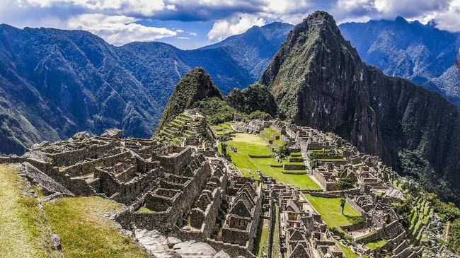 Dari dalam kereta, pemandangan yang disajikan mulai dari Pegunungan Andes sampai situs sejarah Machu Picchu.
