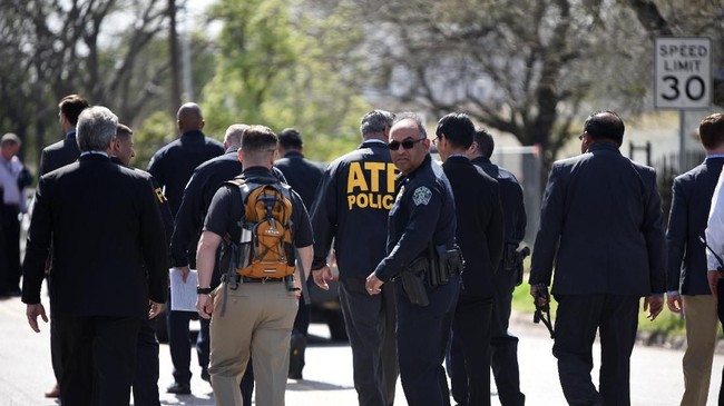 Sebuah paket bom meledak di pusat distribusi FedEx, San Antonio. Ledakan kelima di Texas bulan ini membuat para penyidik kebingungan.