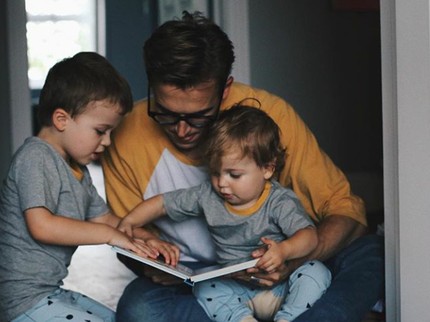 Potret Serunya Fatherhood Ala Tom Fletcher, Penyanyi Band McFly