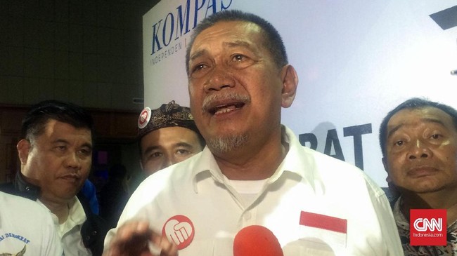 Deddy Mizwar menyebut Ridwan Kamil mengarang soal visi tentang kerusakan lingkungan. Visi tentang lingkungan yang diucapkan Emil tidak sesuai dengan visi misi. 