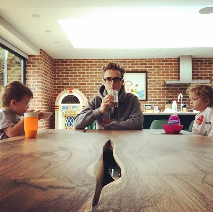 <p>Sudah ketahuan kan siapa yang sudah siap sarapan dan siapa yang masih ngantuk? Hi-hi-hi. (Foto: Instagram @alexfletcher)</p>