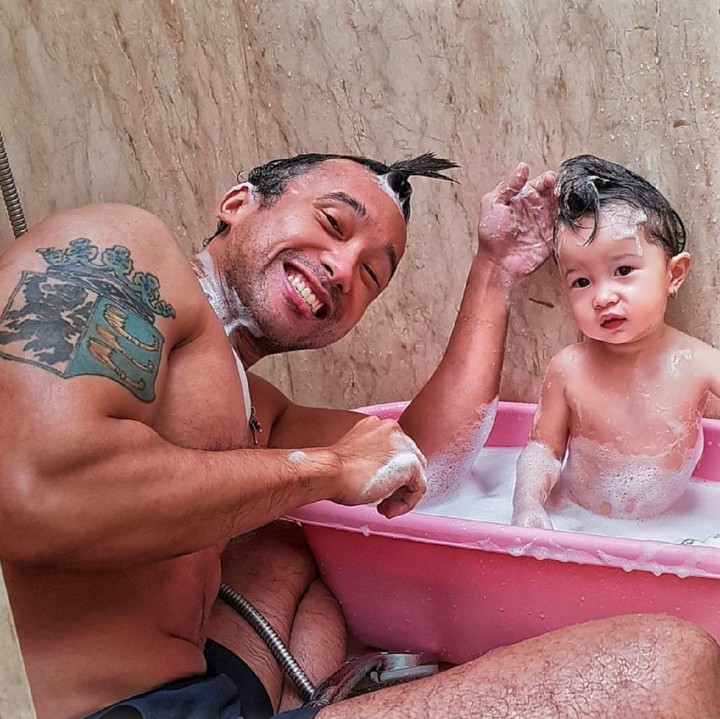 <p>Lihat deh kelakuan kocak mereka saat mandi. Seru banget ya! (Foto: Instagram/marulitampubolon777)</p>