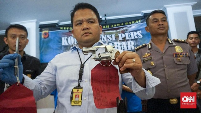 Polda Jabar menangkap empat perakit sekaligus penjual senjata api secara daring ke berbagai daerah.