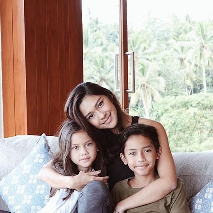 <p>Kasus mom shaming yang paling serius dialami Nana Mirdad ketika ia mengunggah foto mandi bersama anak-anaknya. Warganet sibuk mengomentari Nana karena merasa anak laki-lakinya, Jason tak pantas mandi bersama dengan Nana. Warganet menilai Jason sudah terlalu besar dan sudah mulai mengerti dengan bagian intim. Nana tak diam, ia memilih untuk menjelaskannya di Instagram Stories dan membalas komentarnya.</p>