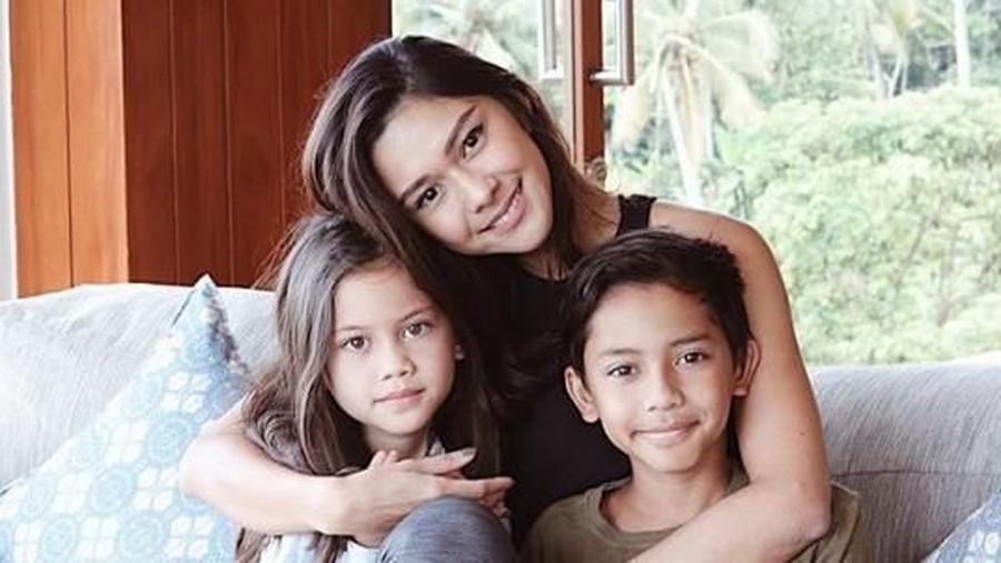 Netizen mewek melihat momen Nana Mirdad yang dimanjakan oleh anak keduanya yaitu Jason.