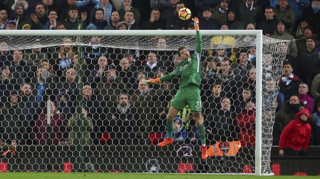 Bek Liverpool, Virgil Van Dijk dan kiper Manchester City Ederson Moraes, sama-sama memiliki peran penting dalam upaya timnya meraih gelar Liga Primer Inggris.