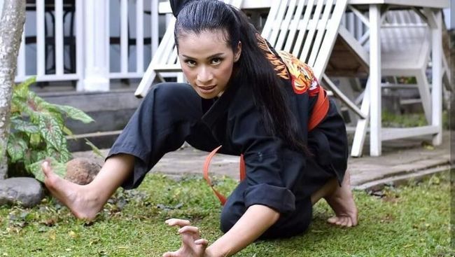 Pesilat Chintya Ngaku Sakti, Deddy Corbuzier Bisa Rusak