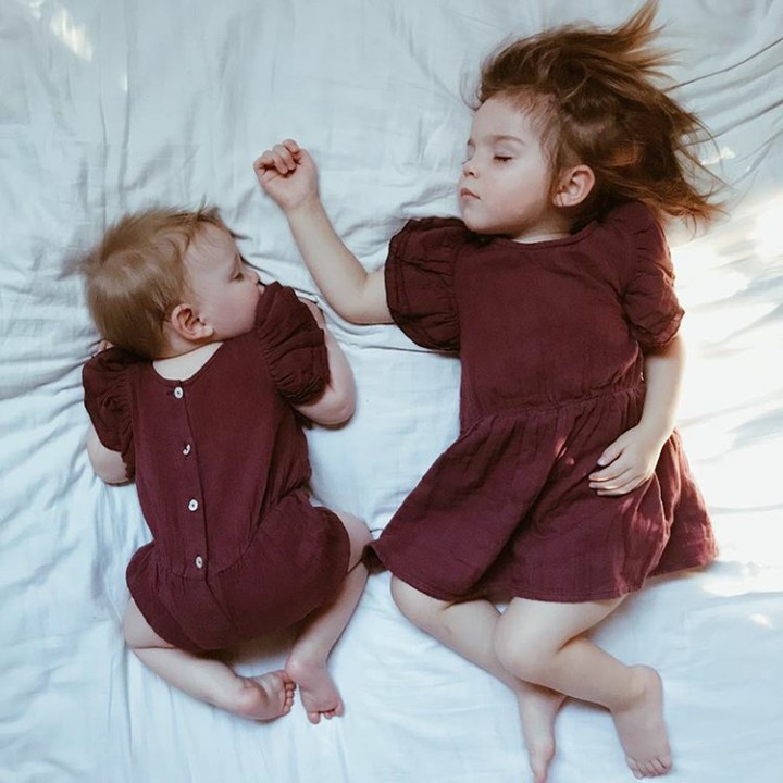 <p>Sama-sama pakai baju berwarna merah maroon, mereka berdua menggemaskan banget ya, Bun? (Foto: Instagram @dearest.sisters)  </p>