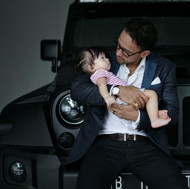 <p>Tuh, si 'hot daddy' yang satu ini sayang banget kan sama gadis ciliknya. (Foto: Instagram/marulitampubolon777)</p>